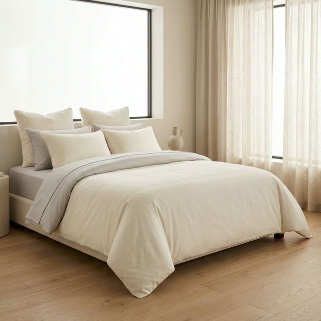 Lüks nevresim takımı ve yastıklar