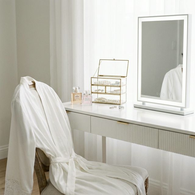 Modern makyaj masası ve kişisel bakım ürünleri